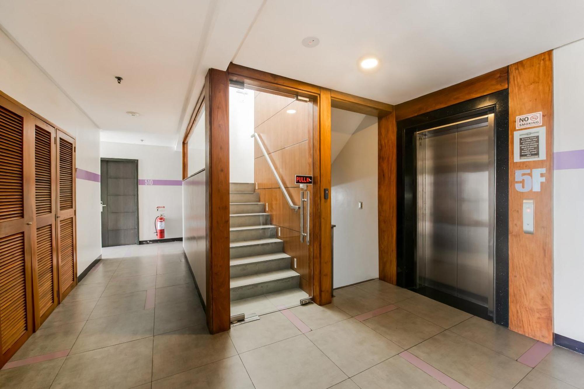 Oyo 136 Regal Residences ケソンシティ エクステリア 写真