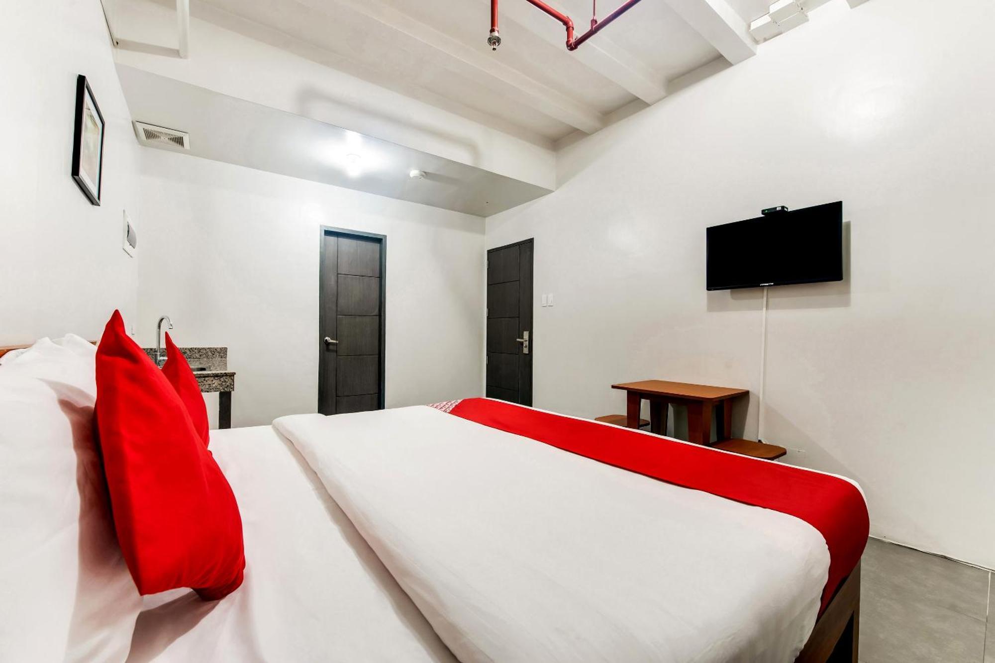 Oyo 136 Regal Residences ケソンシティ エクステリア 写真