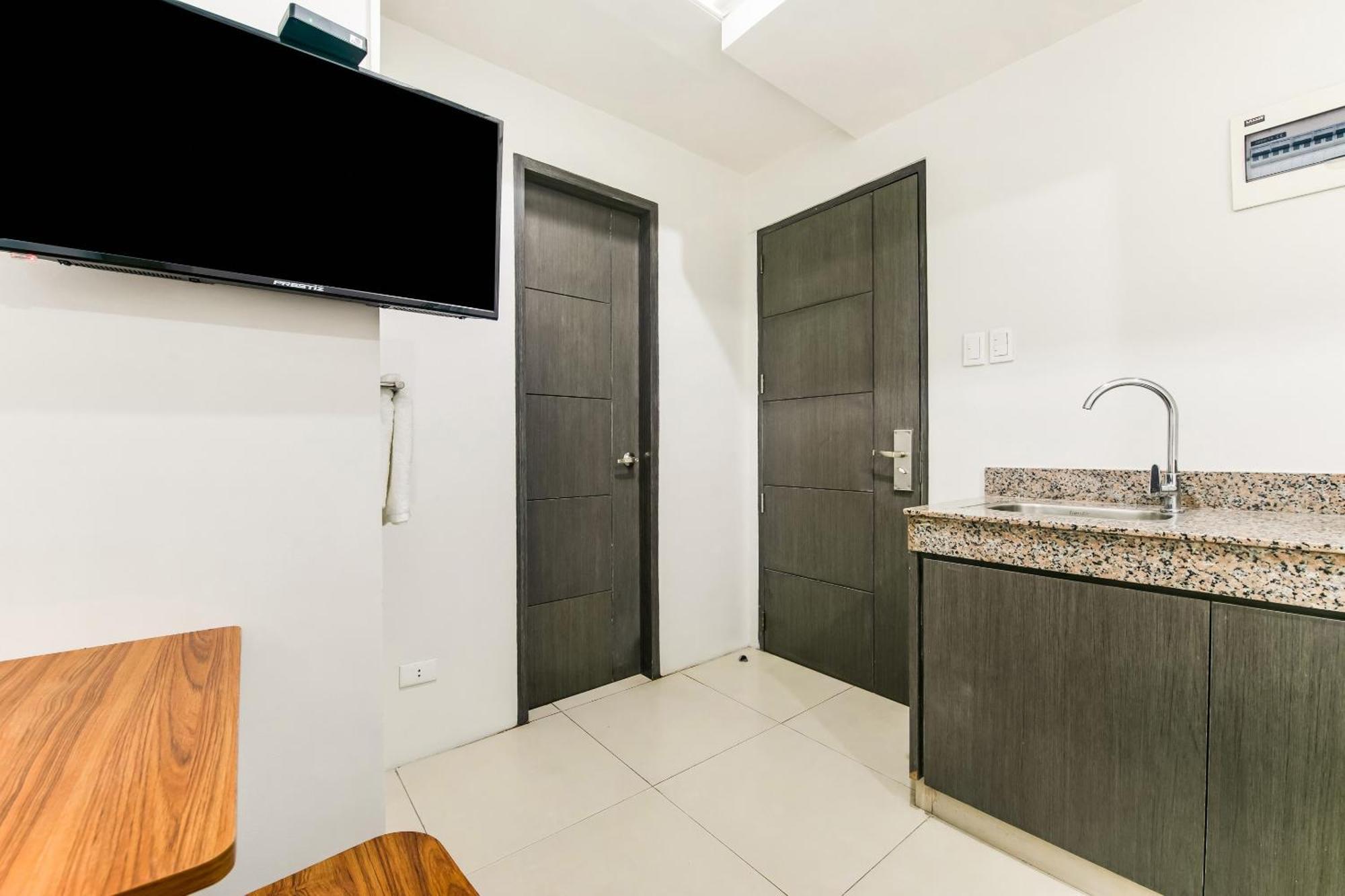 Oyo 136 Regal Residences ケソンシティ エクステリア 写真