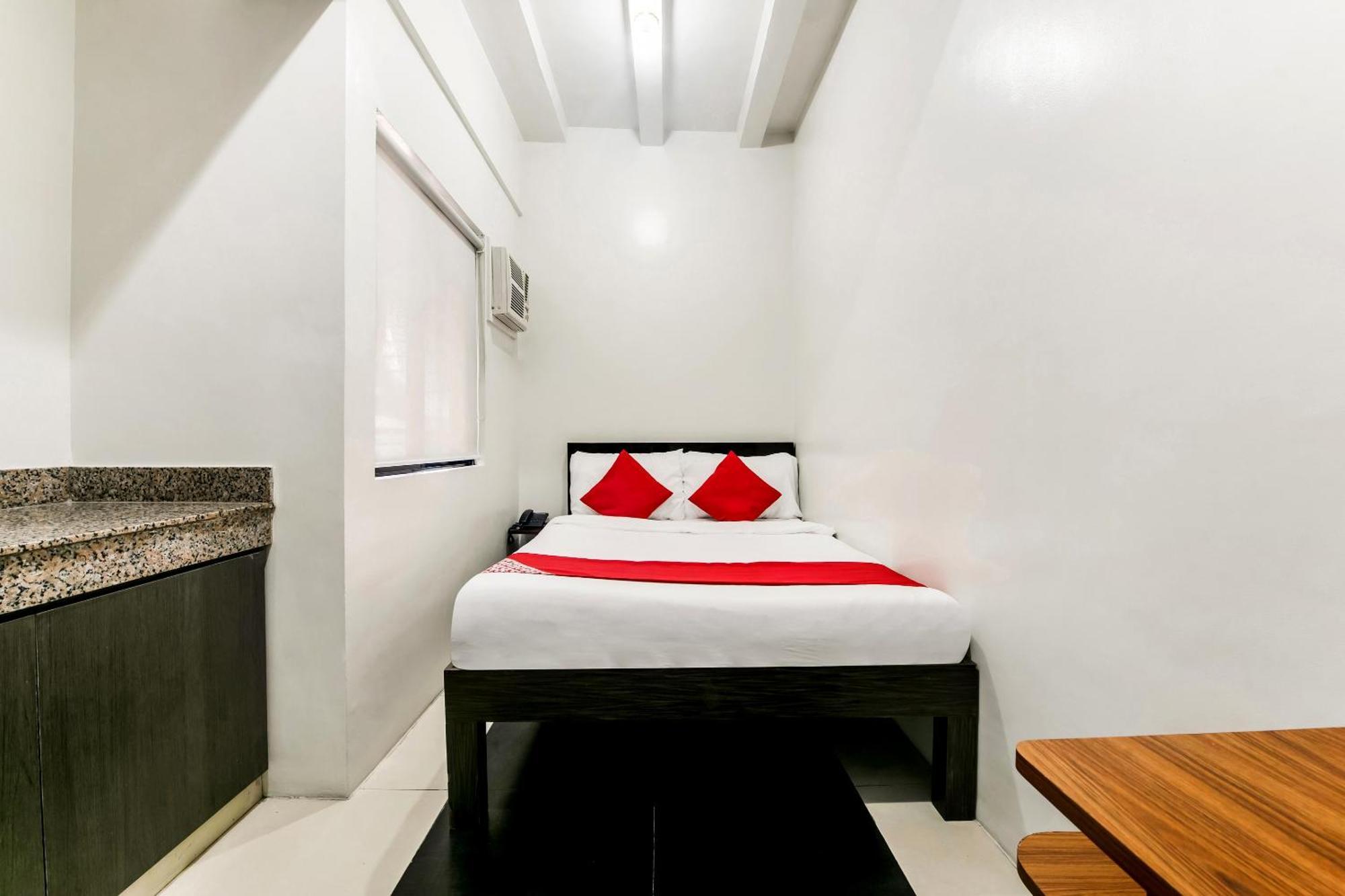 Oyo 136 Regal Residences ケソンシティ エクステリア 写真