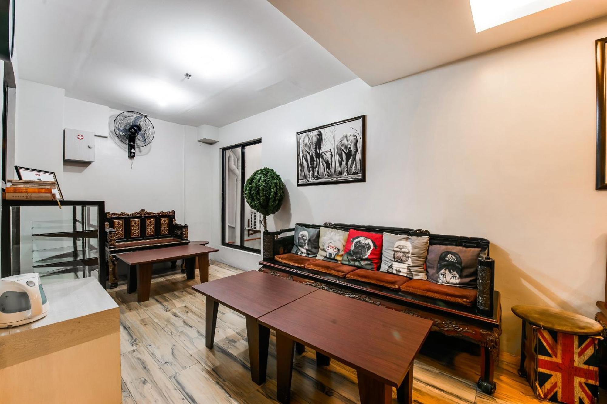 Oyo 136 Regal Residences ケソンシティ エクステリア 写真